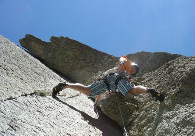  Escalando acantilados